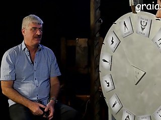 Jong dominatrix straft meisje met grote tieten