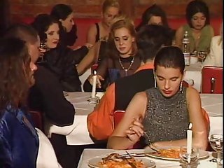 Una orgía restaurante en público