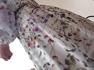 Upskirt at one's fingertips shut out