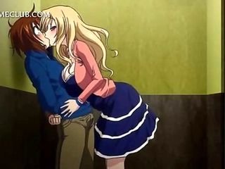 変態ブロンドは、公共の場でエレベーターの中で女のように犯されます