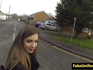 UK perempuan murahan menghisap policemans zakar dalam kereta polis