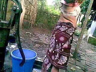 Desi Village Girl với Chubby Tits Lấy Purified trong công cộng