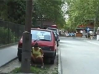 Sokak öfkelenerek