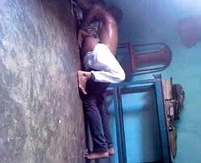 Desi prepare oneself pris baise sur caméra cachée