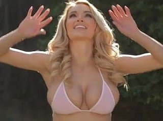 ağır çekimde spor yapmak seksi doğal busty kadın