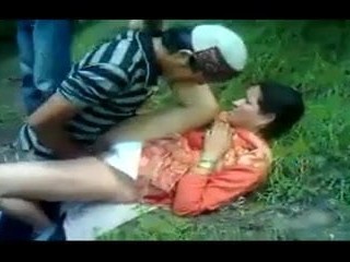 desi titty scopata da 3 ragazzi close by foresta