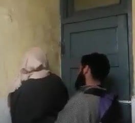 ヒジャーブ姉妹は、大学のトイレで犯さ