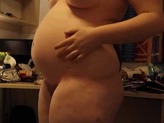 Broad in the beam Amateur stopft den Bauch