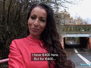 پبلک ایجنٹ حقیقی MILF نقدی کے لئے fucks