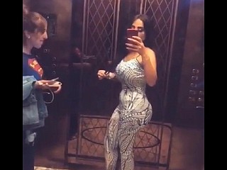 अरब कुतिया सेक्सी jumpsuit पहन