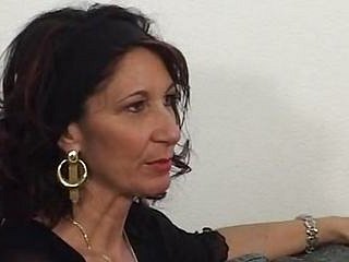 イタリアのレトロな角質熟女は白いストッキングを着たセクシーなブロンドをスパイされます