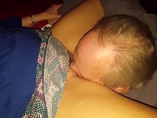 Cuck и жена лизать Bullfriend вместе
