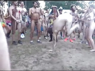 वह सार्वजनिक रूप से नग्न नाच प्यार करता है, मैं उस पर wanking प्यार