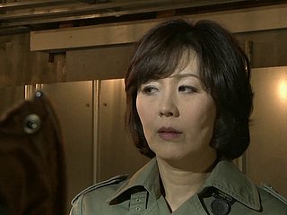 Hitomi Enjoji é uma mulher madura, com uma fantasia Kinky