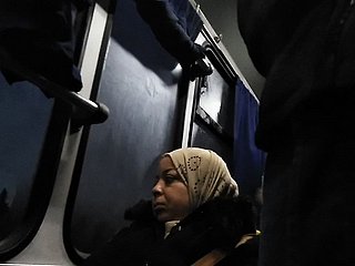 Wanita tidak bisa berhenti melihat tonjolan