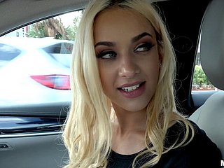 Scantily lineaments blonde beauty sucks a horseshit in a catch buggy