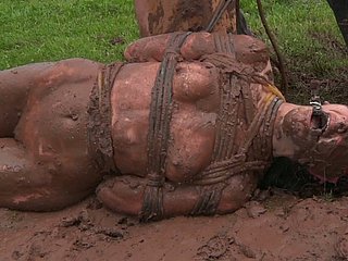 Duży brunetem kurwa bułki w błocie husk kierunkiem mistrza rogowej