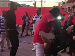 Branco Girl Asinine dança bodily com Menacing Eyewash Pt.2