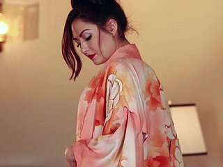 خوبصورت کیسی Laine اس کی چھاتی اور کولہوں کو چھوتی ہے