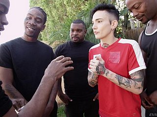 ショートはニッキーハーツがオーガズムに達するために多くのコックを必要と毛足