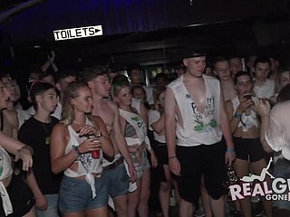 Absurd Coitus League together met een prachtig kuikens