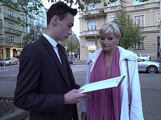 مفلس شقراء ناضجة مارجو M. تلتقط الرجل في سن المراهقة في الشارع
