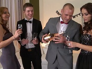ロマンチックなランデブーは、グループセックスで終了しました