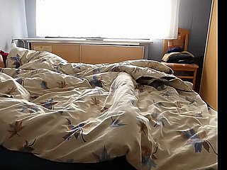 Моя мама мастурбирует с широко разведенными ногами