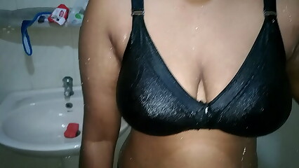 Srilankan Ashavindi Shower